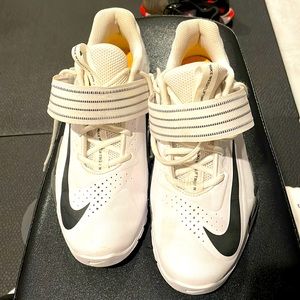 woman’s white nike lifters